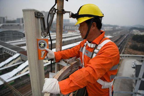 高空守护者 骑跨式高铁站旁的铁塔检修与通讯设备维修纪实